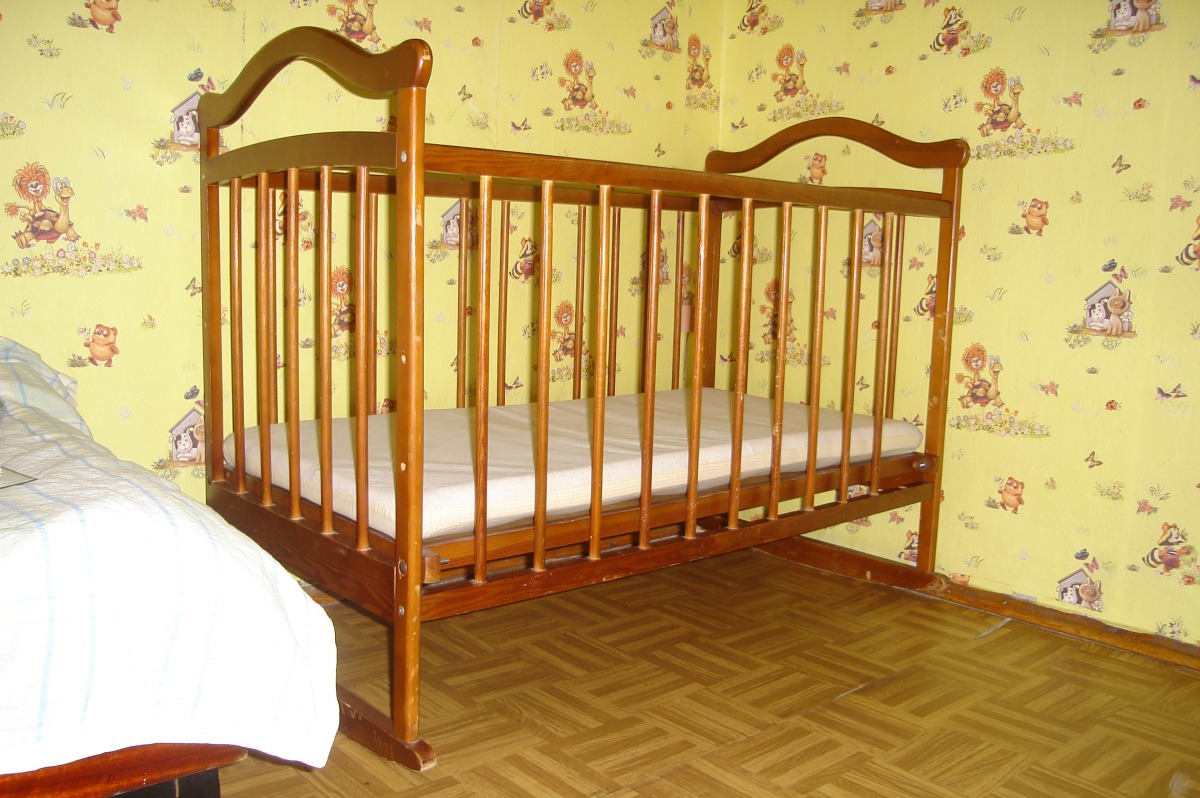 Авито куплю детскую кроватку б у. Детская кроватка с матрасом. Бэушные кроватки детские. Детская кровать б/у. Детская кроватка б/у.